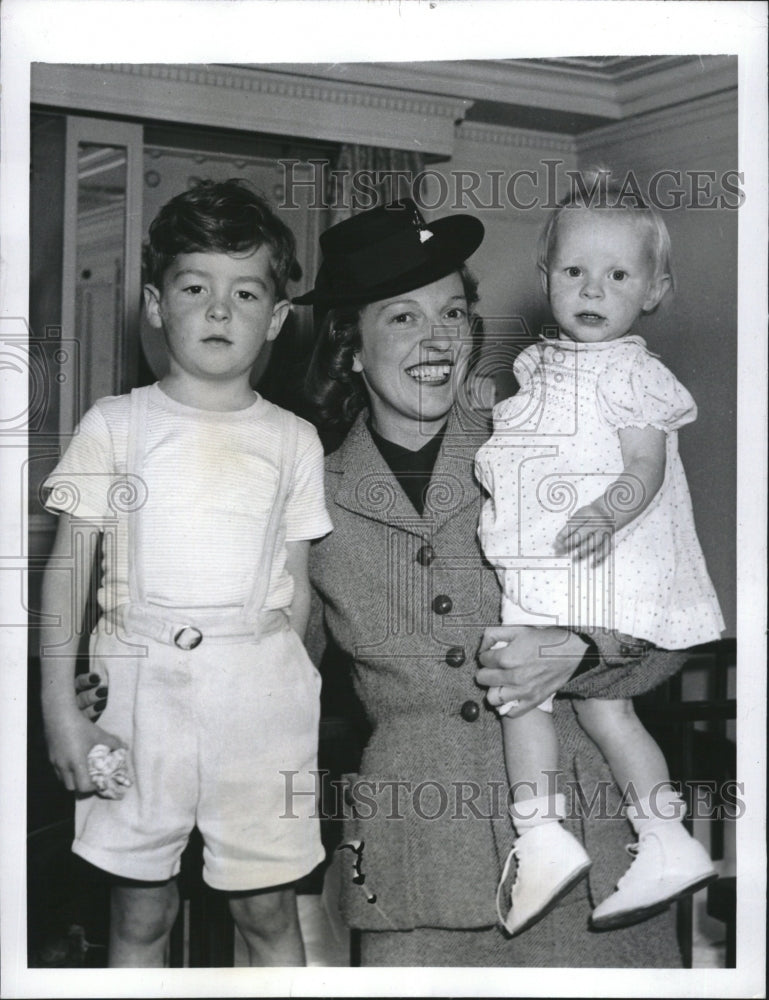1940 Press Photo Mrs. Kenneth, Michael And Julie Downs, Wife Of Correspondent - Historic Images