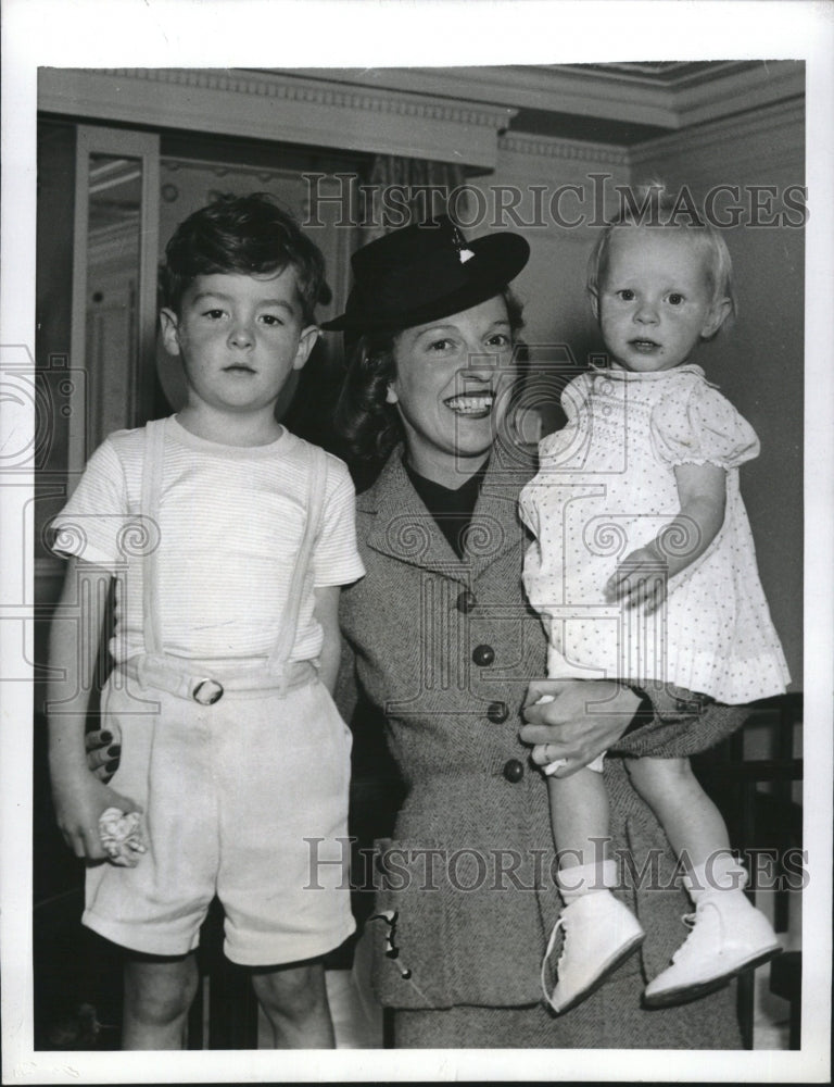 1940 Press Photo Mrs. Kenneth, Michael And Julie Downs, Wife Of Correspondent - Historic Images