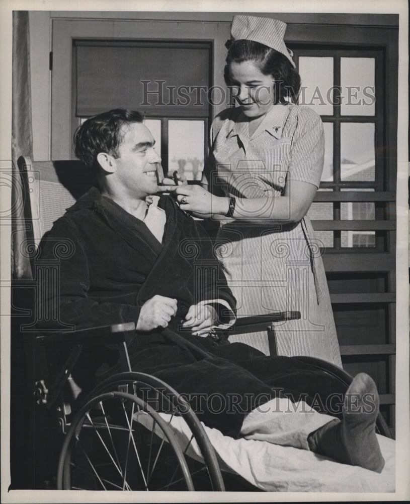 1945 Press Photo Pfc O'Connor & Lt Rosalie Downey - Historic Images