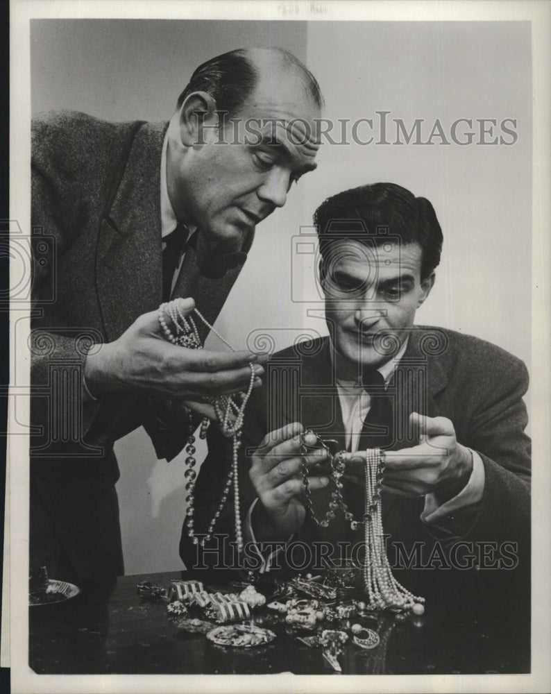 1952 Press Photo Actor James Westerfield &amp; Robert Carroll In &quot;Mystery Theater&quot; - Historic Images