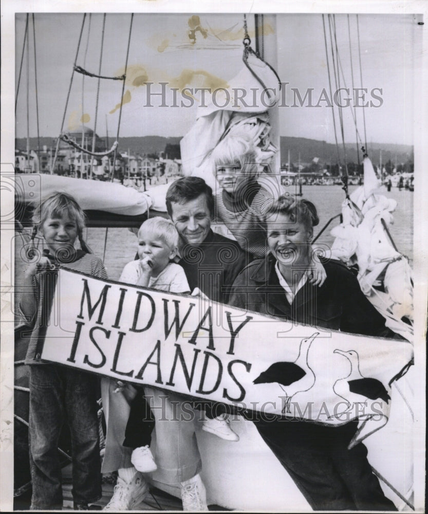 1963 Press Photo Jack Wheeler, and his family in San Francisco Bay - Historic Images