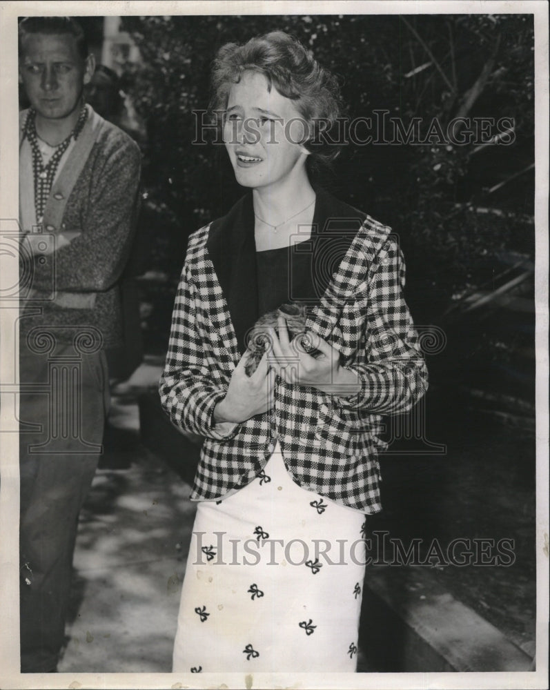 1960 Press Photo Gail Wright &amp; her kitten recued from burning building - Historic Images