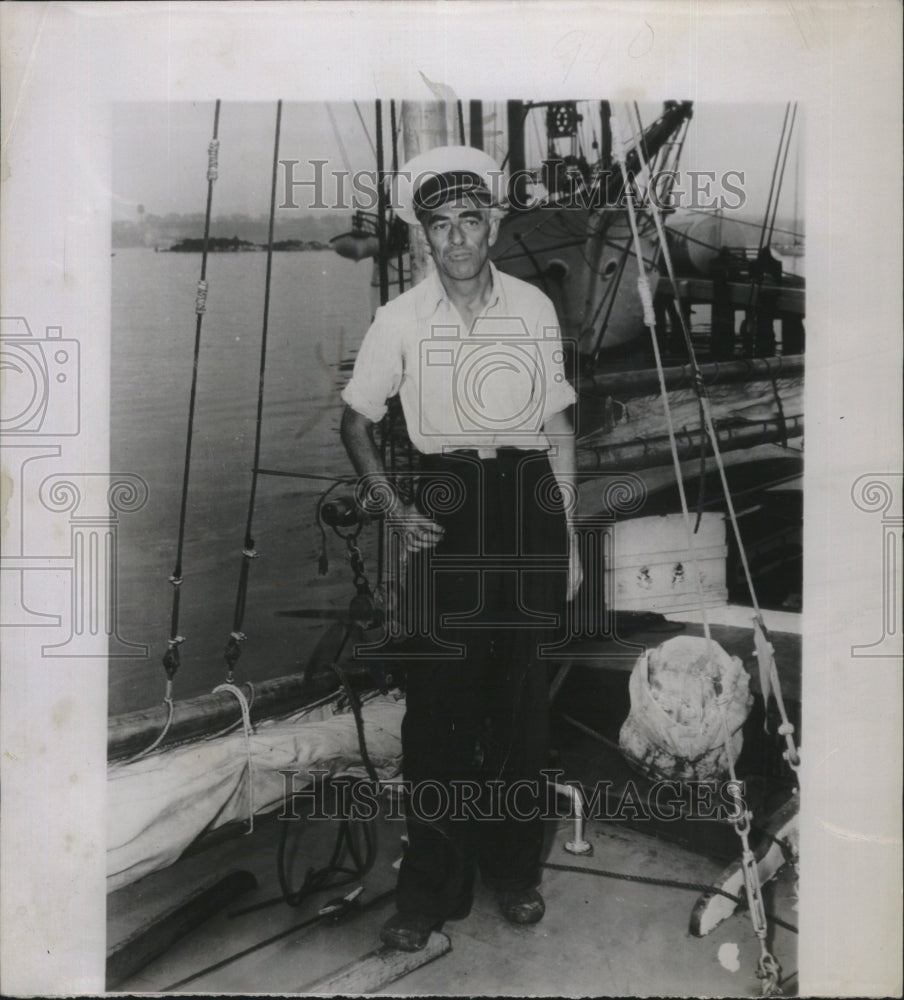 1948 Press Photo Fred Wright on his yacht in CT. - RSM16125 - Historic Images