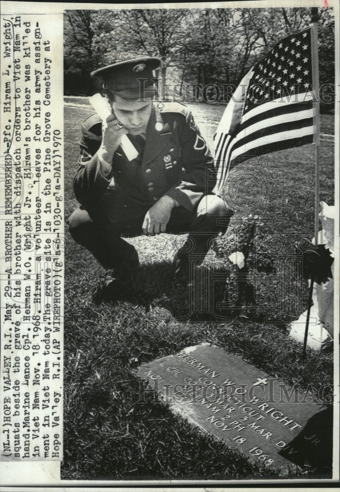 1970 Press Photo Pfc Hiram L. wright 7 grave of his brother - RSM16167 - Historic Images