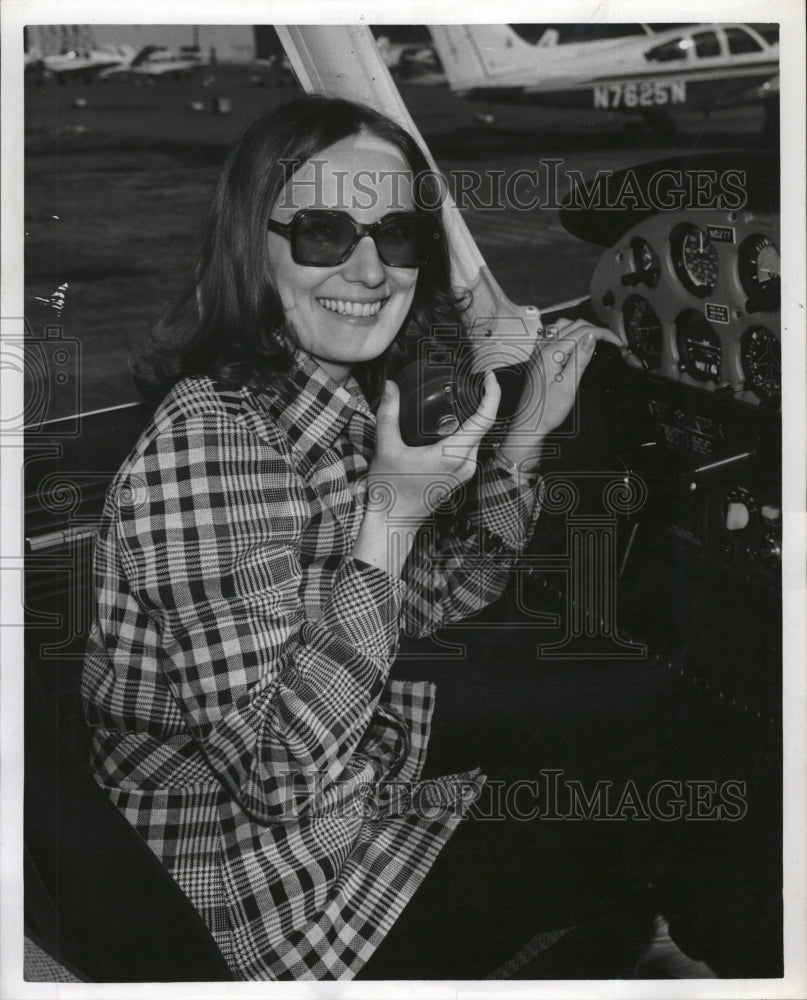 Press Photo Society girl, Liz Saunders in a plane&#39;s cockpit - RSM16201 - Historic Images