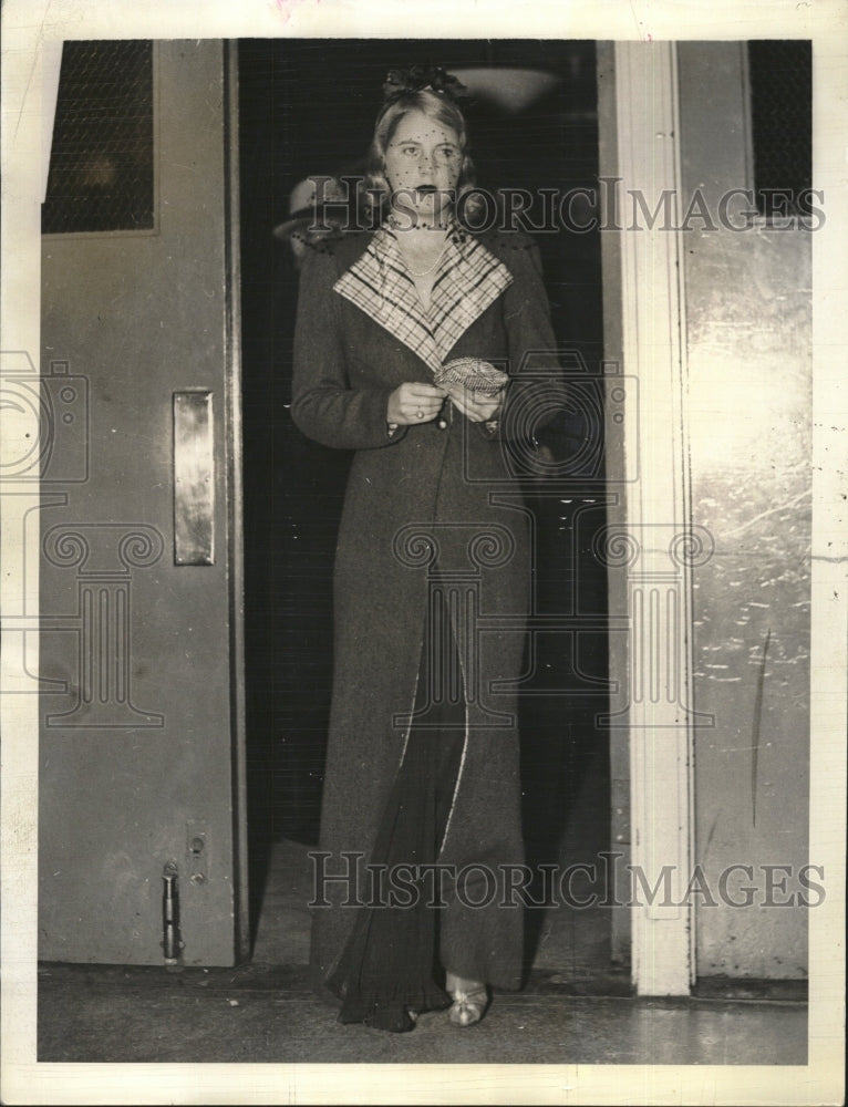 1937 Press Photo NY Debutante Lucy T. Sanders at Fashion Show - Historic Images