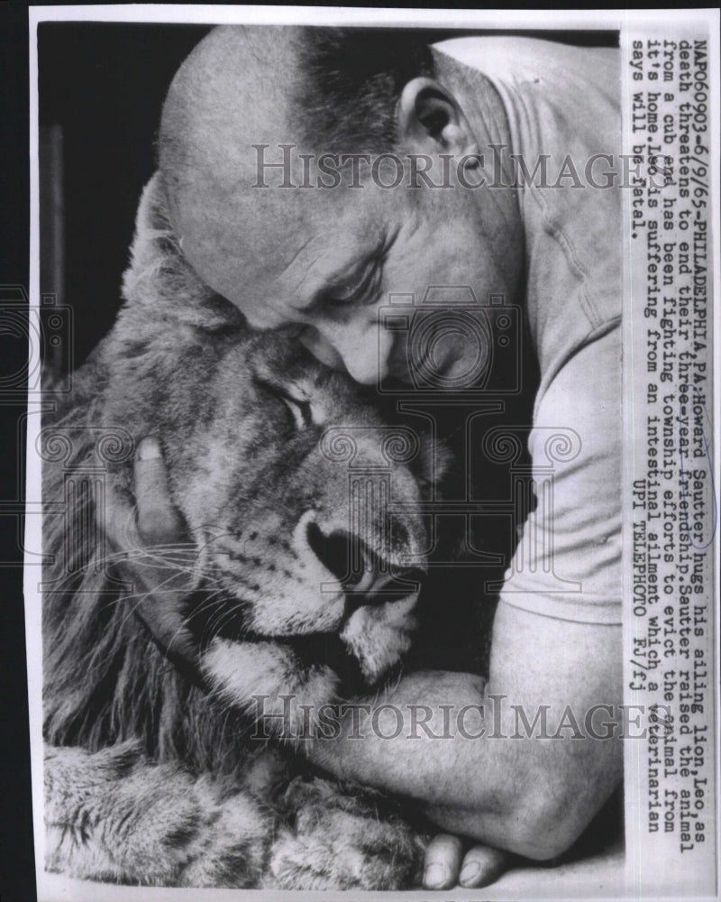 1965 Press Photo Howard Sauter and Pet, Leo, Make Neighbors Nervous - RSM16251 - Historic Images