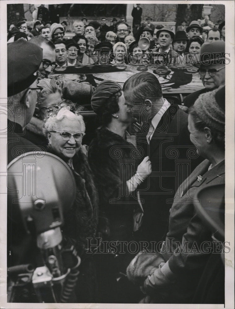 1963 Press Photo Gov & Mrs John Volpe Greet Each Other At End Of Term - Historic Images