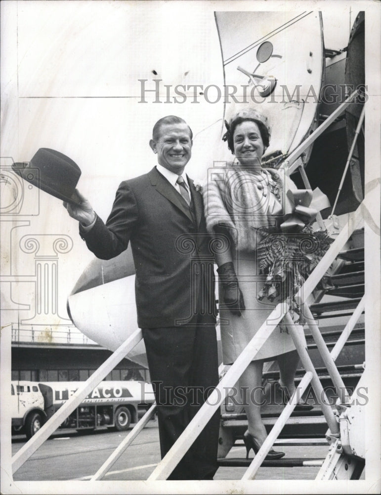 1966 Press Photo Governor & Mrs Volpe Board Airplane - RSM16297 - Historic Images