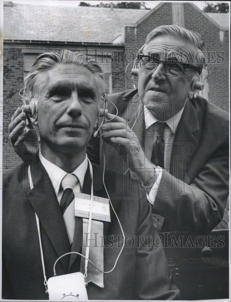1967 Press Photo Angel Foz, Blind People Educ. Head w/ Dr. Edw. J. Waterhouse - Historic Images