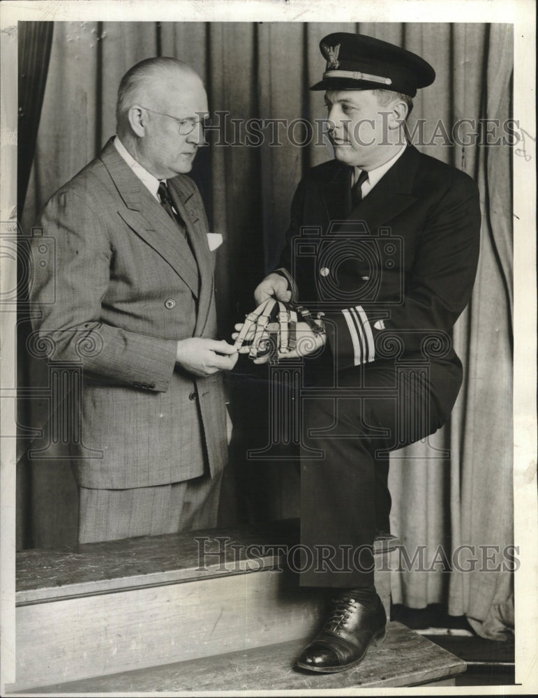 1942 Press Photo Leon H. Morine, US Coast Guard, Thomas A. Shanley, Wrist Watch - Historic Images