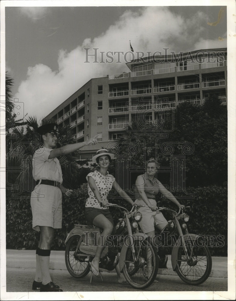 1960 Press Photo Boston Socialites Mary and Carol Morrissey - Historic Images