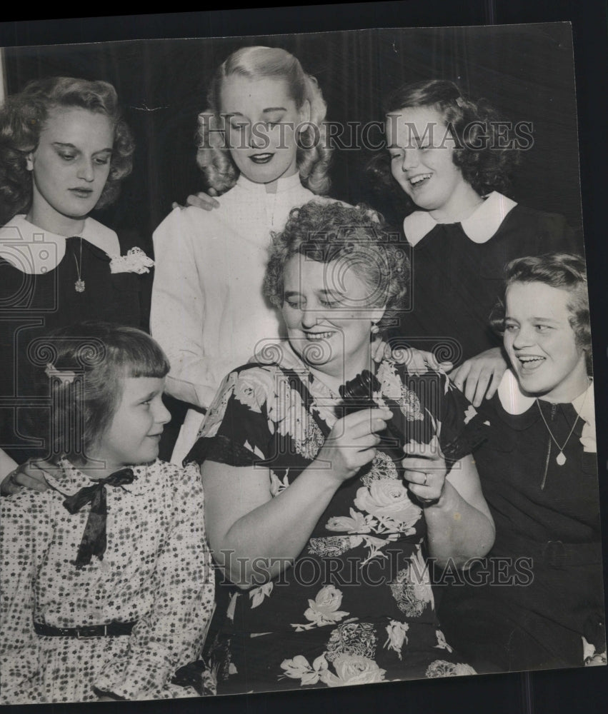 1944 Press Photo Mrs. V. T. Morrissey, mother of seven beautiful daughters - Historic Images