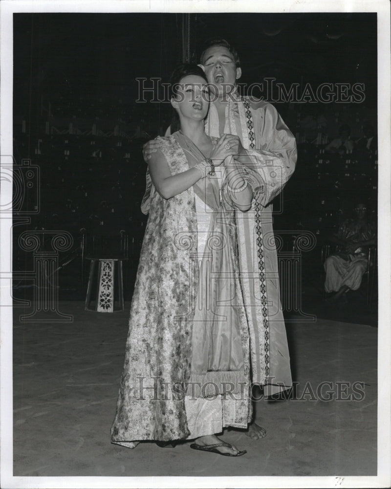 1967 Press Photo Actress Mary Worth &amp; Raymond Gibbs In &quot;The King And I&quot; - Historic Images