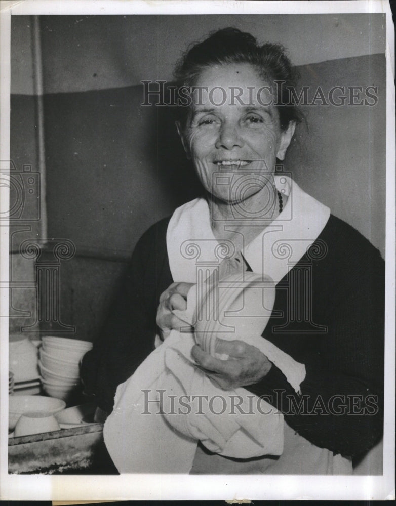 1949 Press Photo Elizabeth Worthington doing dishes at the Alameda, Cal County - Historic Images