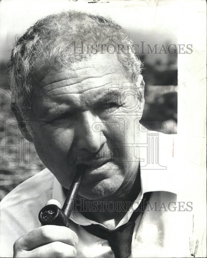 1974 Press Photo Englih Actor Anthony Quayle &quot;Celebrity Cookbook&quot;. - RSM16971 - Historic Images