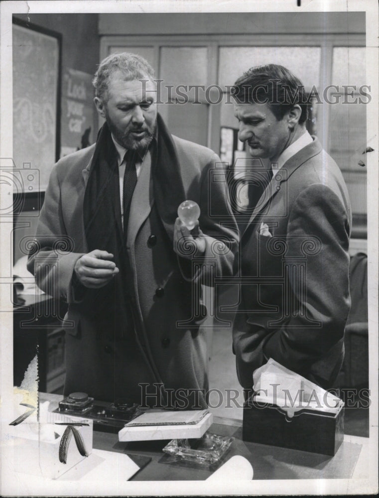 1971 Press Photo Anthony Quayle &amp; Peter Jeffrey in &quot;Strange Report-- Grenade - Historic Images