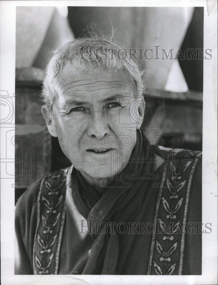 Press Photo famous English actor and director on the set of his movie - Historic Images