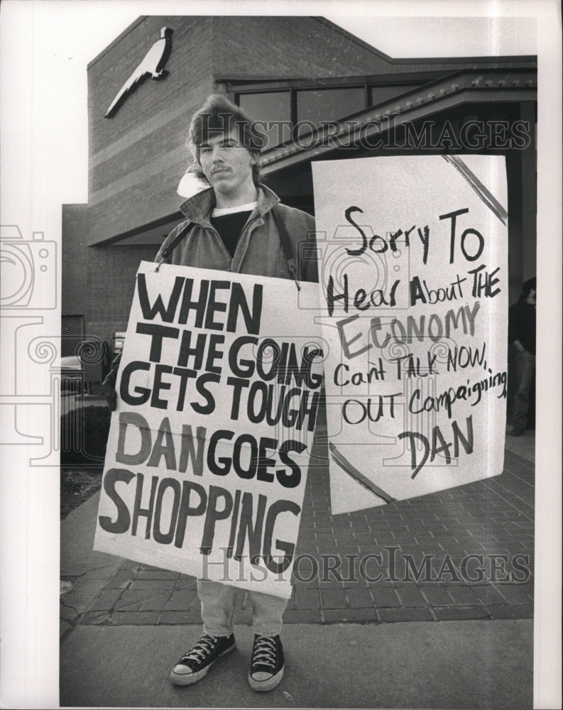 1992 Press Photo Steve Gordon holding placards in support of VP Quayle during - Historic Images