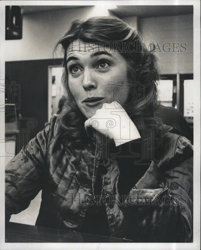 1980 Press Photo Singer Kathy Morris during a candid interview - Historic Images