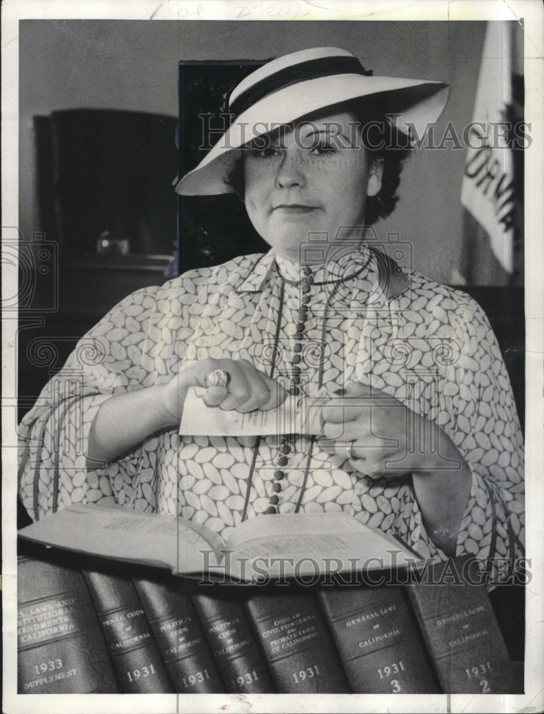 1935 Press Photo Leah Sewell appearing  in court as she was seeking appointment - Historic Images