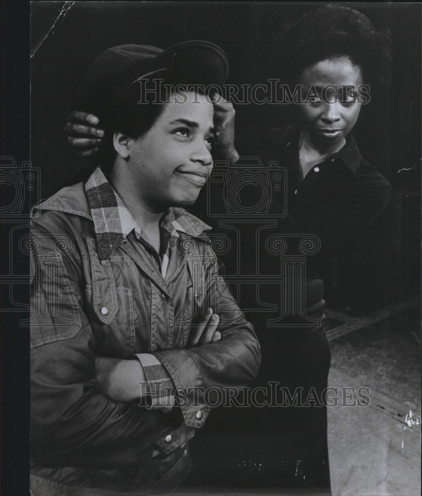 1975 Press Photo Darren Green &amp; mom Mary Seymour from a scene in &quot;Raisin&quot; - Historic Images