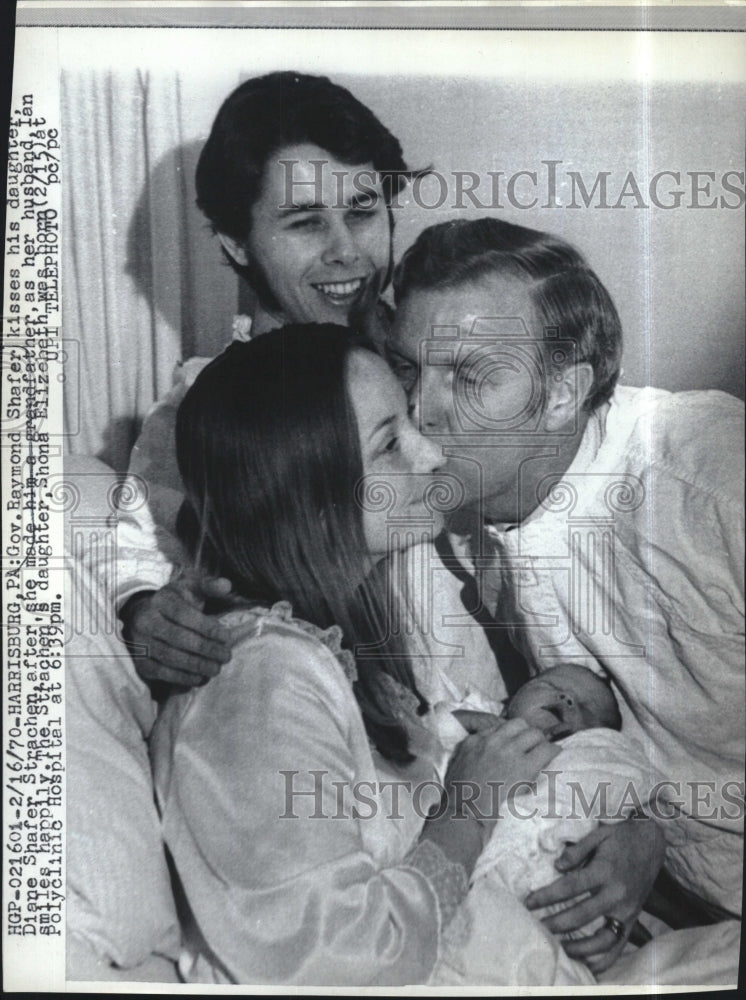 1970 Press Photo Gov.Raymond Shafer kiss her daughter with his grandchild. - Historic Images