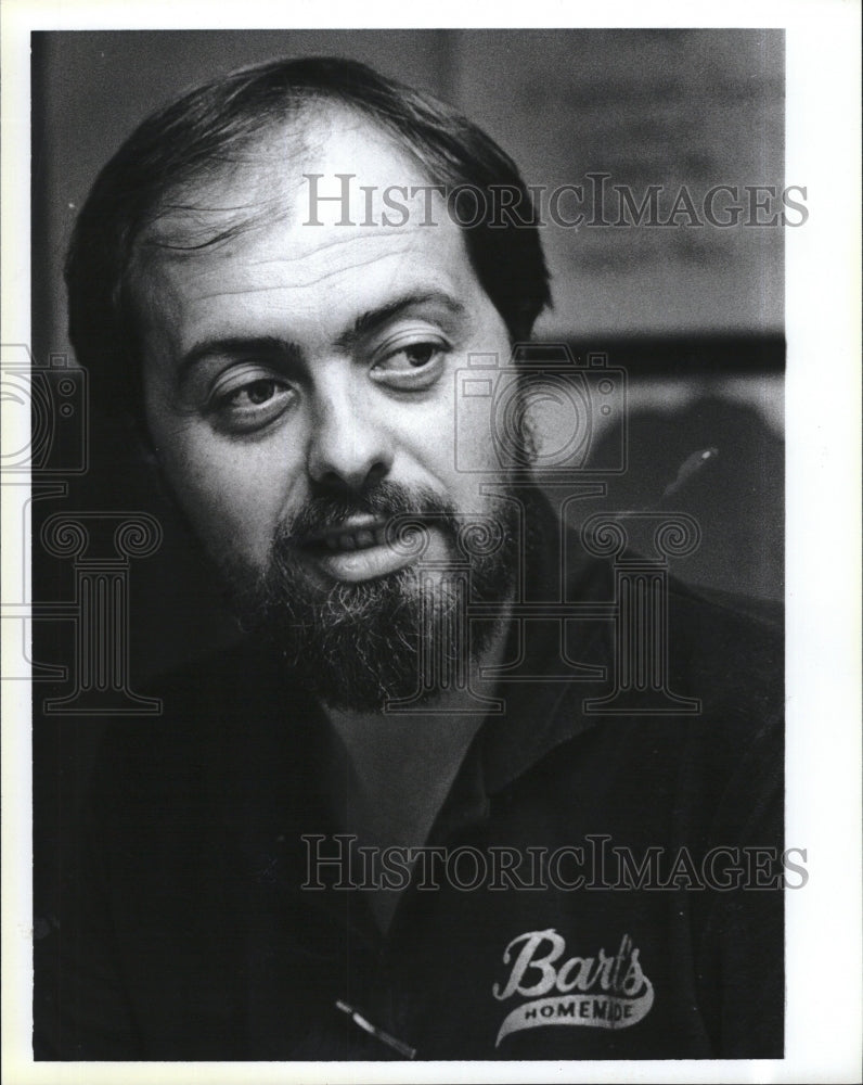 1985 Press Photo Gary Shaefer owner of "Barts Ice Cream" - Historic Images
