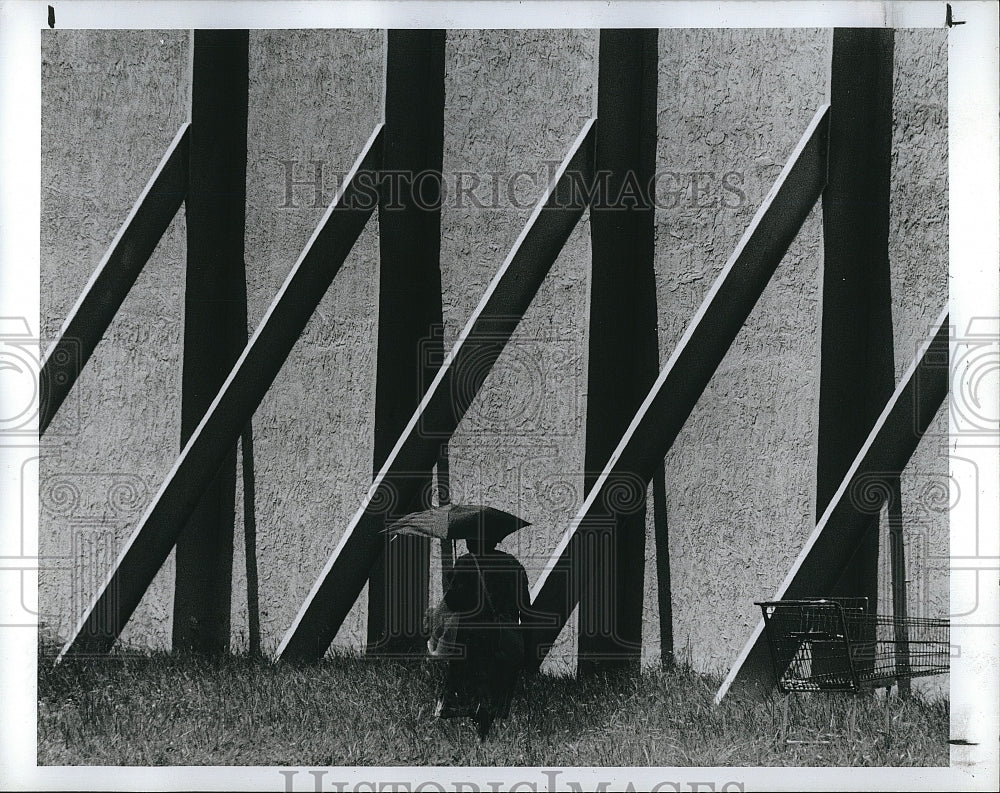 1986 Press Photo sunbeams on building beams, St. Petersburg, FL - Historic Images