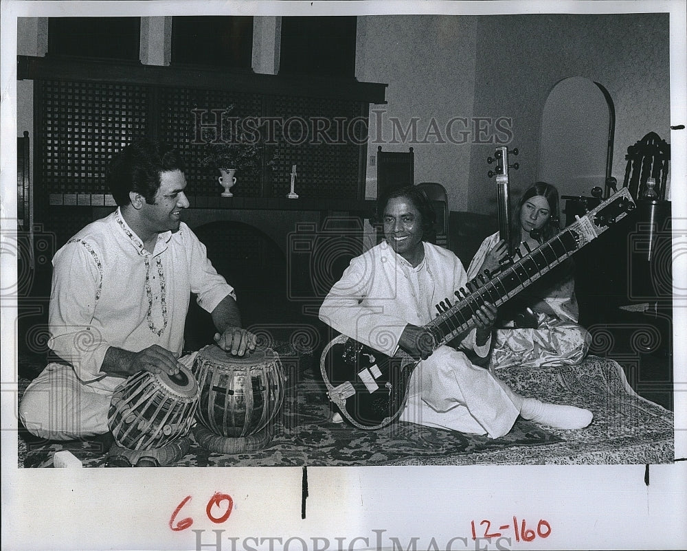 1980 Press Photo sitarist Roop Verma with Tripta Andrews, tamboura player - Historic Images