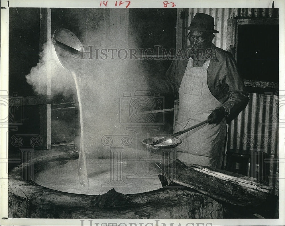 1979 Boston Vickers making syrup the old fashioned way-Historic Images