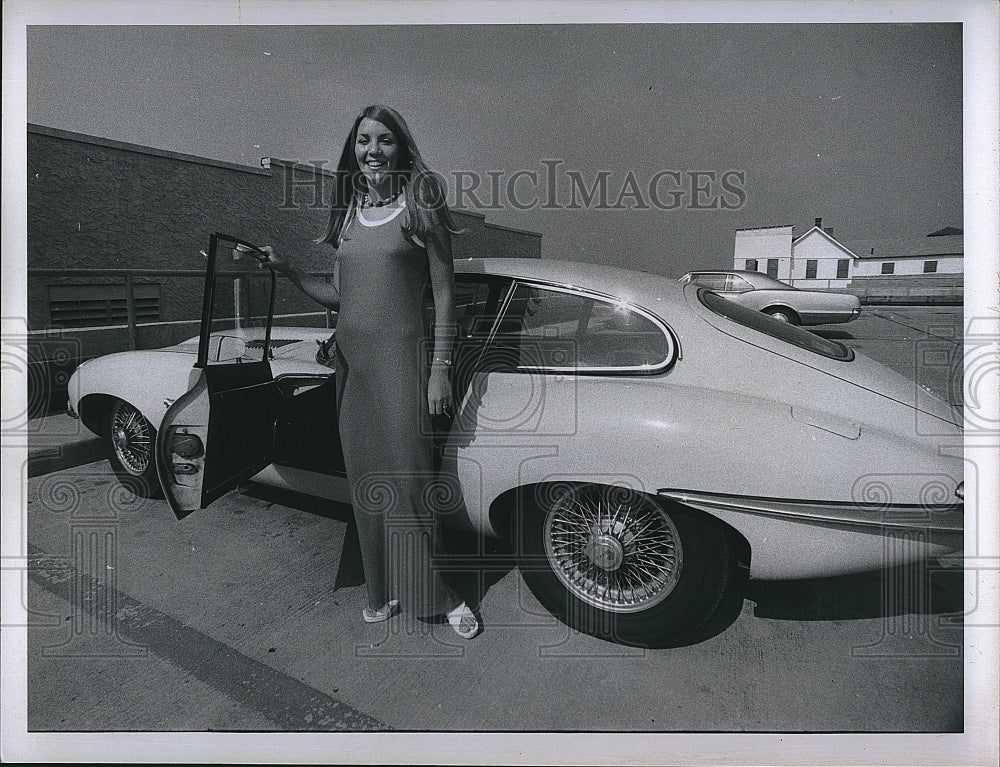 1970 Press Photo Mary Ouellette modeling maxi shift by Trafalgar Square - Historic Images