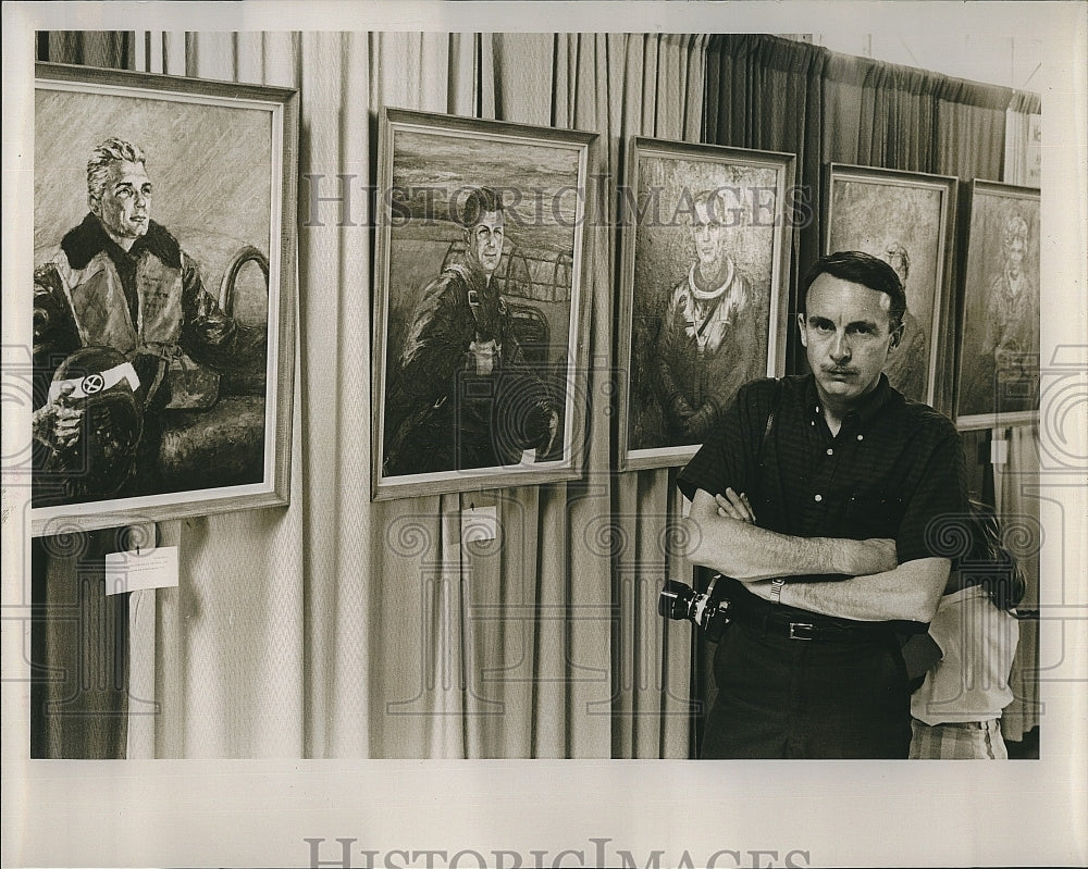 1964 Press Photo artist Robert Orr and his portraits of aviation greats - Historic Images