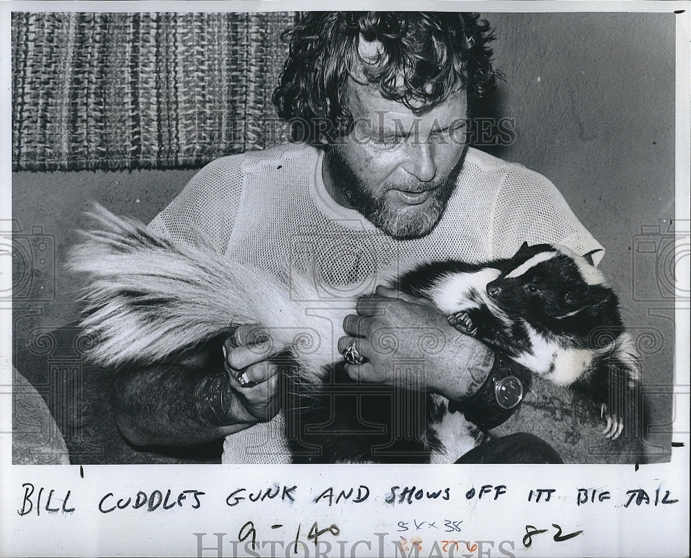 1977 Press Photo Bill Delahunt cuddling his pet skunk - RSM17449 - Historic Images