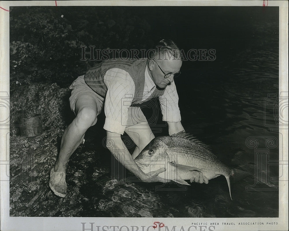 1964 Press Photo Wally Ker &amp; a 20 lb snapper fish in Queen Charlotte,New Zealand - Historic Images