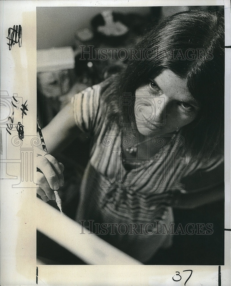 1977 Press Photo Artist Judy Judd at work in her studio - Historic Images