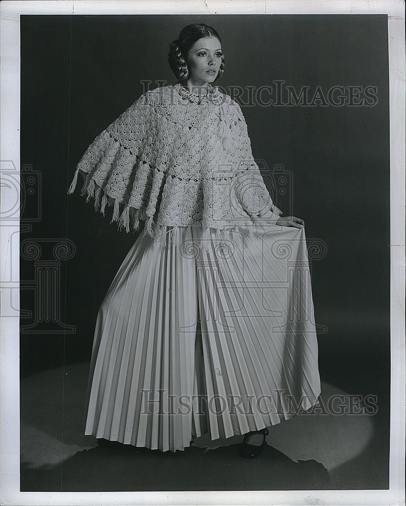 1971 Press Photo Model in crocheted fasions for the evening - RSM17617 - Historic Images