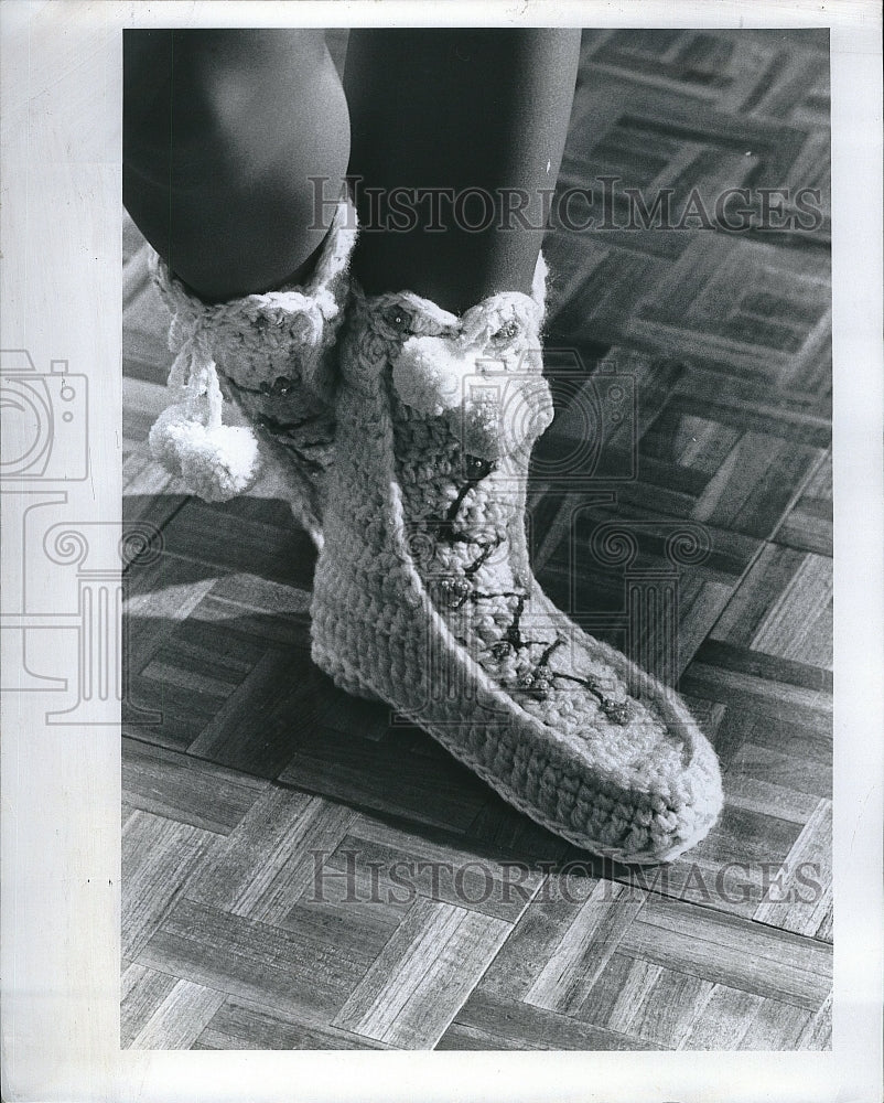 1982 Press Photo Crocheted boot fashions on a model - Historic Images