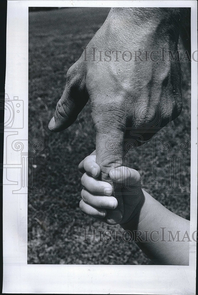 1979 Press Photo Dad & his child enjoy time together on Father's Day - Historic Images