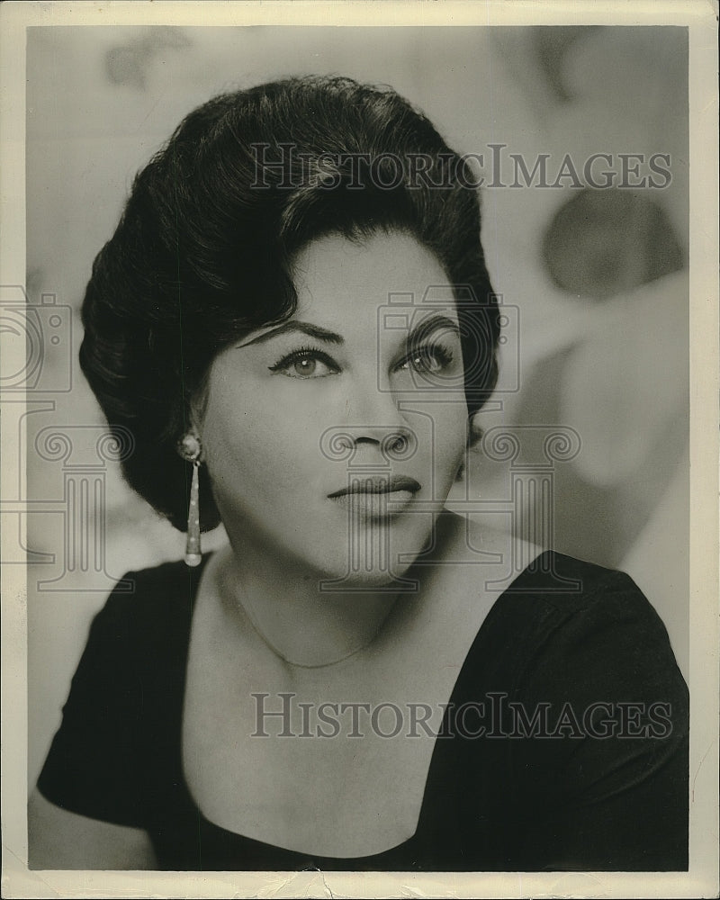 1961 Press Photo Opera singer, Elinor Ross to perform in "Leonora" - Historic Images