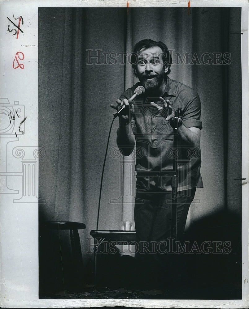 1977 Press Photo Comedian George Carlin performing live on stage - Historic Images