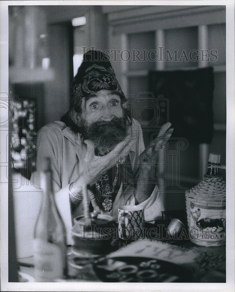 1971 Press Photo Artist Julio de Diego in  a costume - Historic Images