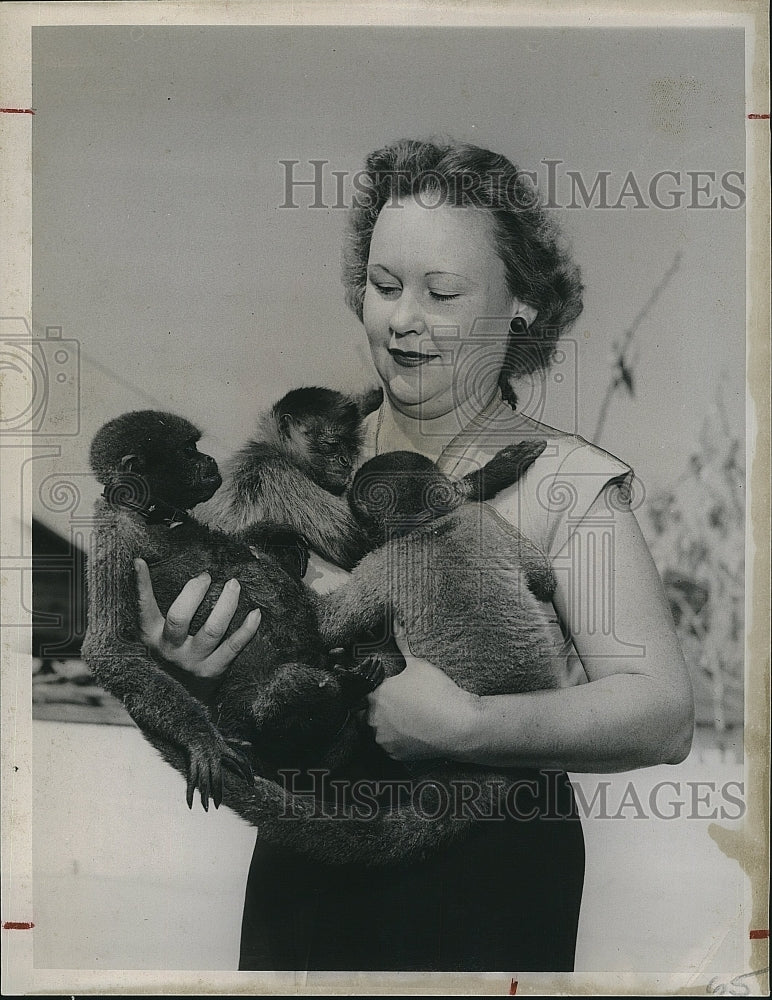 1952 Press Photo Mrs Trudy Jerkins and wooly monkeys at Florida zoo - Historic Images