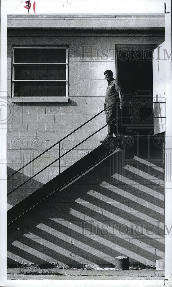 1987 Clearwater, Fla. Roosevelt McCoy at apt building - Historic Images