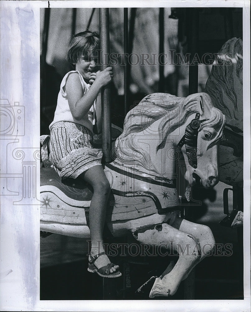 1980 Press Photo Dina Creel on carnical carousel in St Petersburg, Fla. - Historic Images