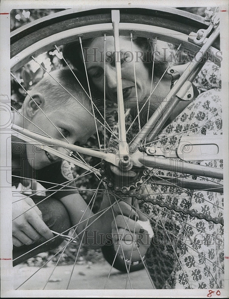 1958 Press Photo A boy &amp; his mom helping to repair his bike - Historic Images