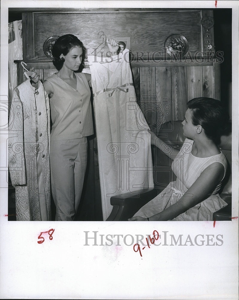 1966 Press Photo &quot;Miss Dunedin&quot;Marjorie Miller and a friend - Historic Images