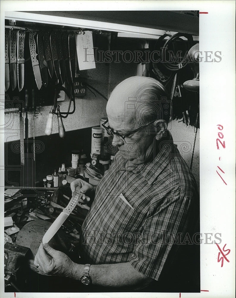 1986 Press Photo knife craftsman Paul &#39;Pappy&#39; Chamberlain in his workshop - Historic Images