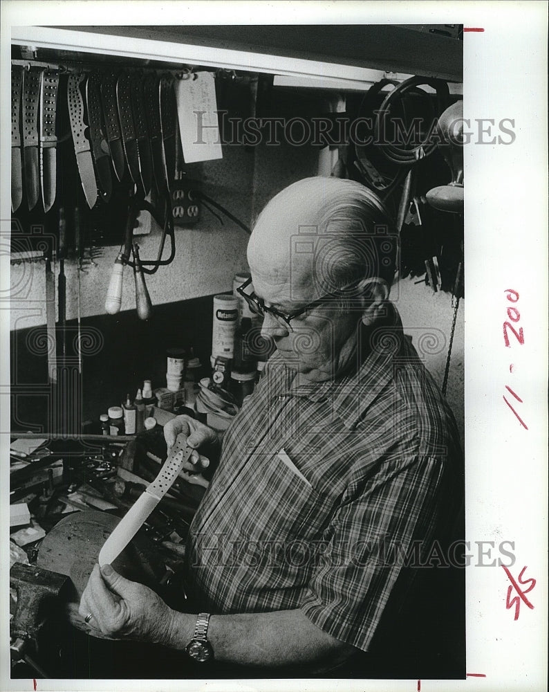 1986 Press Photo knife craftsman Paul 'Pappy' Chamberlain in his workshop - Historic Images