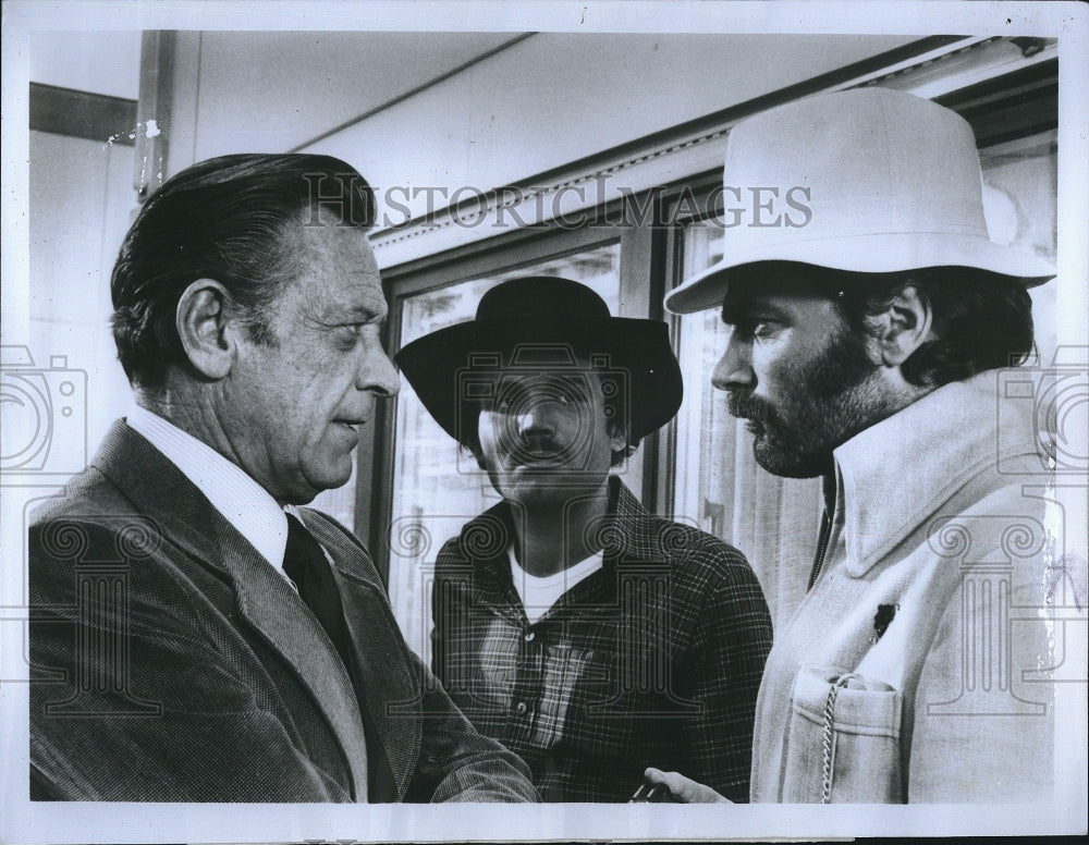 1976 Press Photo William Holden, Dan Van Husen, Franco Nero in &quot;21 HRS at Munich - Historic Images